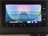 バックでの車庫入れも安心です!リアカメラが付いているバックモニター付のナビを装備しております。操作線もついており距離感も画面から確認できます。
