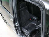 程よい硬さとホールド性が高いシートで長時間運転も快適です。