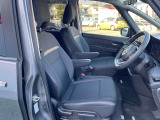 適度なホールド感と快適な座り心地の運転席シートまわり!