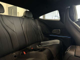 メルセデスのシートは少し硬めになっております。長時間の運転の際、適度な反発があることでお尻や腰の負担を減らす効果が御座います。