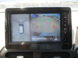 アラウンドビューモニター。上空から見下ろしているかのような映像を映し出して、スムースな駐車をアシストします。