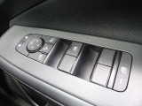 パワーウインドウスイッチ★電動格納機能付きで運転席からドアミラーの角度が調整可能です。電動格納機能付きです♪