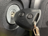 【キーレス】少し離れた場所からでもボタン一つでドアの開錠・施錠ができるのでとっても便利!ドアの鍵穴周りに傷をつけることもありません♪