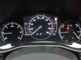 MAZDA3のメーター部です。華美な装飾を避け、必要な情報を瞬時に読み取れる様にデザイン・配置されています。