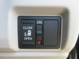 片側電動スライドドア付きで、狭い場所の開閉も楽々です。また重い荷物を持っている時や、両手がふさがっている時でも負担が少なく開閉できます。
