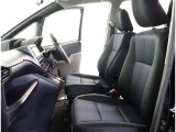 シックな色使いの運転席周りですね。すっきりとしたデザインで上品な色使いです。居心地の良い運転席長く座ってられるリラックスできるデザインがいいですね。