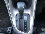 操作しやすいATシフトです。シフトチェンジを気にしなくてよいので運転だけに集中できますね。自然と手に届くところにある、手になじむ形状のシフトノブがいいですね。