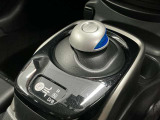 【e-POWER専用シフトレバー】単に操作方法が変わっただけでなく、デザイン性と安全性の向上、さらには先進運転支援機能の実現に貢献する、機械式から進化した電子制御式のシステムです。