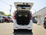 バックドアは雨でも荷が濡れにくい上開き跳ね上げ式。レジャーやショッピングの荷物も積みやすそうですね!