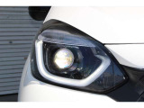 フルLEDヘッドライトで夜間走行の視認性も高く、オートライトは基より、先行車や対向車を検知してハイ/ロービームを自動で切り替える『オートハイビーム』も装備しています。