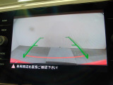 ギアをリバースに入れると車両後方の映像を映し出します。画面にはガイドラインが表示され、車庫入れや縦列駐車などの際に安全確認をサポートします。