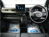 運転にかかわる様々な操作を安全に行えるように視点移動が少なく、操作性に配慮されたスイッチ類が凝縮されたコクピットです。