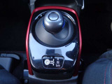 「未来」の運転感覚。手のひらで包むようにしてシフトする電制シフト。お問い合わせは03-5672-1023へ