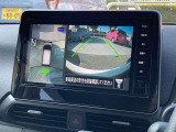 アラウンドビューモニターです。上空からお車の周りを見る感覚で表示されますので、車庫入れも安心です。