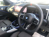 【ハンドル】ドライバーとBMW車の一体感がダイレクトに伝わるステアリングホイール。形状・太さへの拘りに加えて、操作性を高める為にスイッチ類も配置。クイックかつ安定のドライビングを体感下さい!