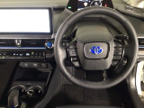 【ハンドル】運転にかかわる様々な操作を安全に行えるように視点移動が少なく操作性に配慮されたスイッチ類が凝縮されたコックピットです。
