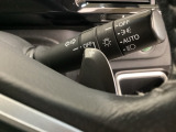 ステアリングの裏側、左右にパドルシフトがついています。右が+、左が-の操作でシフトチェンジを行い、エンジンブレーキなどのマニュアル操作ができます。