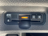 【ETC】有料道路を利用する際に料金所で停止することなく通過できる、ETC車載器(ノンストップ自動料金収受システム機器)が装備されています。セットアップを行うことで利用可能になります。
