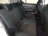 広いとは言えませんが3名乗車できるセカンドシートです。