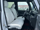 【 フロントシート 】使えるフロントシートで快適ドライブ。
