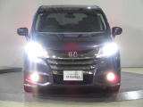 ハロゲンより明るく、より遠くまでさらなる安心感のあるLEDヘッドライトを採用。照射軸の上下方向を自動調整するオートレベリング機構、点灯忘れも防止できるオートライトコントロール機構付きです。