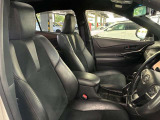 運転席の画像です。足元やシートまわりに余裕があり、リラックスした姿勢で運転が可能です。視界も良好で操作系へのアクセスもしやすく、快適で安心感のあるドライブをサポートします。