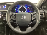 ハンドルにHondaセンシング系のクルーズコントロールやレーンキープアシストなどのスイッチと、オーディオの操作スイッチが装備されています。ハンドルから手を離さず安全に操作できます。