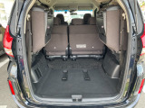 3列目シートを折りたたむと居住性もある広い荷室です。