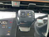 直線的で操作しやすい前後操作の電制シフトを採用。従来のシフトレバー車から乗り換えられる方にもわかりやすくなっています。
