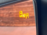 【ブラインドスポットモニター】走行中、ドアミラーの死角になりやすい箇所に後続車が接近するとサイドミラーのレンズに警告を表示!ドライバーに注意喚起をしてくれます。