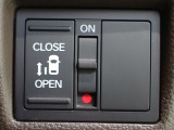 運転席からもスライドドアをボタン操作でスピーディーに開閉できます!またスマートキーでも操作できるので便利です。