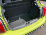 トランク下収納もございます