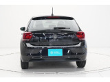 【リヤ】〔ダークティンテッドガラス〕付き。リヤのVWエンブレムは、バックカメラを内蔵しハッチバックを開け閉めする際の取っ手にもなります。