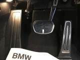 【ペダル】BMWはオルガン式アクセルペダルを採用しています。踏み込む足とペダルが同じ軌跡を描くため、かかとがずれにくく、アクセルコントロールがよりしやすくなるメリットがあります。