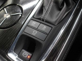 「HOLD」スイッチを押し、システムONの状態にしておくことで、渋滞や信号待ちなどでブレーキを踏んで停車した時にブレーキを保持。アクセルを踏むと解除されます。