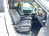 体を包み込む形のシートなので、長時間運転しても疲れません。