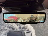 【クリアサイトリアビューモニター】が装備され荷室や後席に乗車してリアガラスが見ずらくなってしまった際にもルーフに付いているカメラでモニターに映し出すことが可能です。