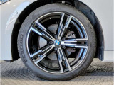 【BMWアロイホイル】軽量かつ強度に拘ったアロイホイル。走行性能ポテンシャルを引き出す設計。車の足元を引き締めてくれる大きなポイントはアロイホイルです。