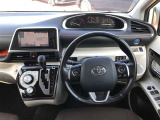 シンプルで使いやすいコクピット。視界性もよく運転しやすいですよ。スイッチ類も使いやすい場所に配置されています。