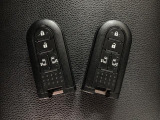 電子カードキーを携帯していれば、ドアハンドルやバックドアのリクエストスィッチを押すだけでドアの施錠、開錠が行えます。電子カードキーがないとエンジンが始動しない、盗難防止に役立つイモビライザー機能付
