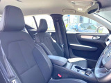 VOLVOのシートは人間工学に基づいた設計となっており、長時間の運転でも疲れにくいと定評があります。当店ではモデルにより試乗可能なお車もご用意しておりますので、ぜひ座り心地をご体感ください。