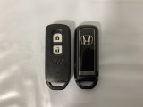スマートキーを装備しています。鍵を差し込むことなくドアロックの開け閉めと、スタートボタン操作でのエンジンスタートができます。スペアキーも同じものを用意しております。