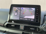 空から見下ろしているような視点で周囲を確認できるアラウンドビューモニター。駐車時にとても便利です。