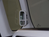 停車時や発進時、対向車とのすれ違いや路肩に寄せるときなど、車両左側前方を確認するときに役立ちます。