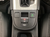 セレクトレバーの下に電子制御パーキングブレーキがあります。スイッチひとつで、停車した地点の傾斜などをシステムが検知・判断してブレーキ力を自動的に最適制御し、しっかり停車できるパーキングシステムです。