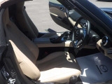 運転席はまっすぐな姿勢でシートに座り、足を自然に伸ばして操作できる位置各ペダルを配するという理想的なレイアウトを実現しています!ぜひ一度MAZDAのドライビングポジションをご体感ください。