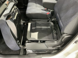 助手席のシート下には便利な収納スペースがあります。