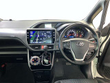 運転席は見やすく整理され、ナビも美しく装着され操作性にも優れています!