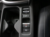 【電子パーキングブレーキ】電子制御のパーキングブレーキと、信号待ちや渋滞に便利なオートブレーキホールドを装備しております。ブレーキペダルから足を離しても自動的に停車状態を保持してくれる便利な機能です
