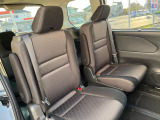 広々とした2列目シートは居住性が高く、居心地も快適!友達や家族とのお出かけにぴったりです。ベビーシートやチャイルドシート使用時も快適にお過ごしいただける十分な空間を確保しています。
